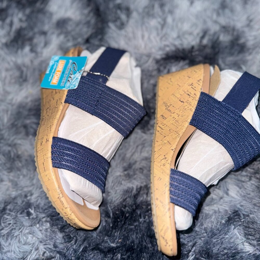 Skechers Luxe Foam Sandals, Color Navy, Size 7.